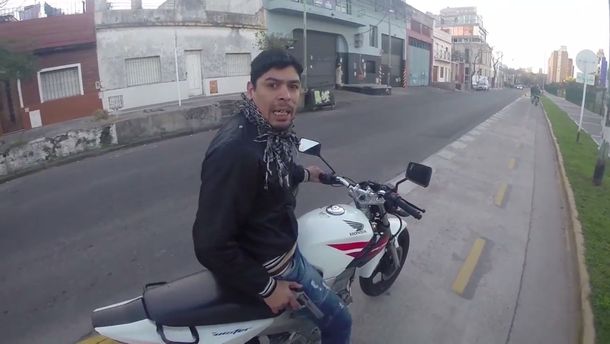 Un turista grabó el momento en que quisieron asaltarlo en La Boca: mirá el video