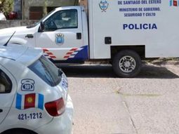 Ató a su hija adolescente para que no se viera con su novio: lo buscan por abuso