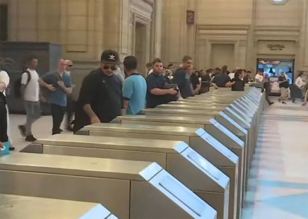 Constitución: controlan que usuarios no salten los molinetes