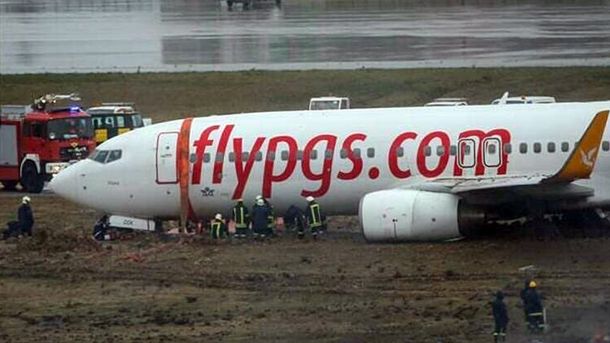 Pánico en Turquía: un avión despistó, se incendió y se partió en dos