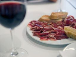 Recomiendan jamón crudo y vino tinto todos los días para adelgazar