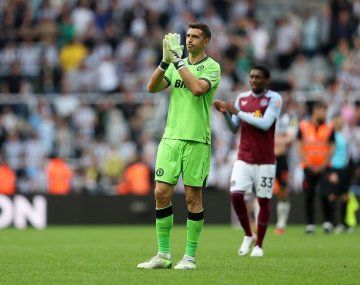 El mensaje del Dibu Martínez tras la goleada que sufrió en su debut en el Aston Villa