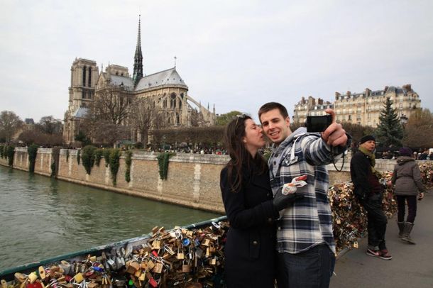 París quiere cambiar los clásicos candados del amor por selfies