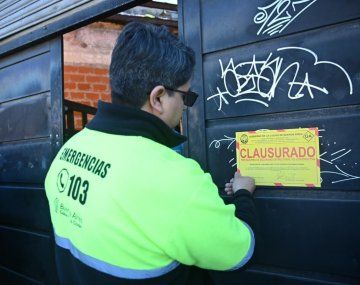 Efectivos de la policía porteña desalojaron una casa tomada en Villa Crespo