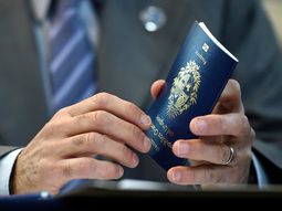 La embajada uruguaya en Emiratos Árabes Unidos no estaba convencida de dar un pasaporte al narco Sebastián Marset mientras se encontraba preso en ese país en 2021. La embajada uruguaya en Emiratos Árabes Unidos no estaba convencida de dar un pasaporte al narco Sebastián Marset mientras se encontraba preso en ese país en 2021.