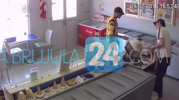 video: entro a un heladeria, robo el dinero y se fue caminando video: entro a un heladeria, robo el dinero y se fue caminando