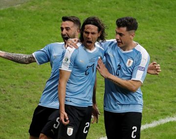 Uruguay le ganó 4 a 0 a Ecuador en su debut