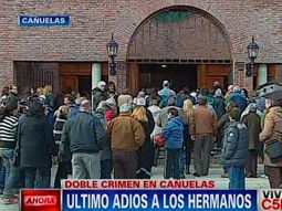 una multitud despidio los restos de los hermanos asesinados una multitud despidio los restos de los hermanos asesinados