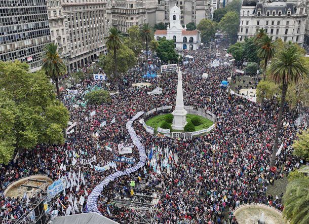 Cristina Kirchner: Hoy el pueblo argentino volvió a llenar la Plaza de Mayo