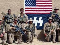 Marines con bandera nazi