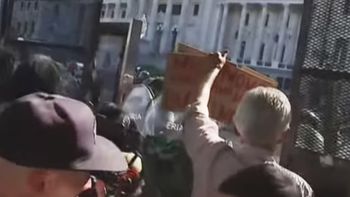 presupuesto 2026: tenso choque entre gendarmeria y los manifestantes frente al congreso presupuesto 2026: tenso choque entre gendarmeria y los manifestantes frente al congreso