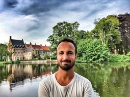 Francisco Galtieri necesita votos para ganar una prestigiosa beca.