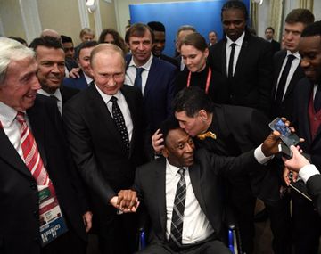 VIDEO: Maradona se abrazó con Pelé