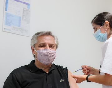 El presidente Alberto Fernández recibió la primera dosis de la vacuna Sputnik V