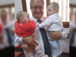 Profesor José Luis Cañote, con los hijos de su alumna