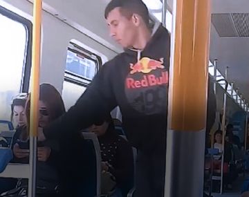 Así se robaron un celular en el tren Roca