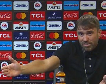 Dura noche de Coudet: le tiraron cerveza y puso su renuncia a disposición