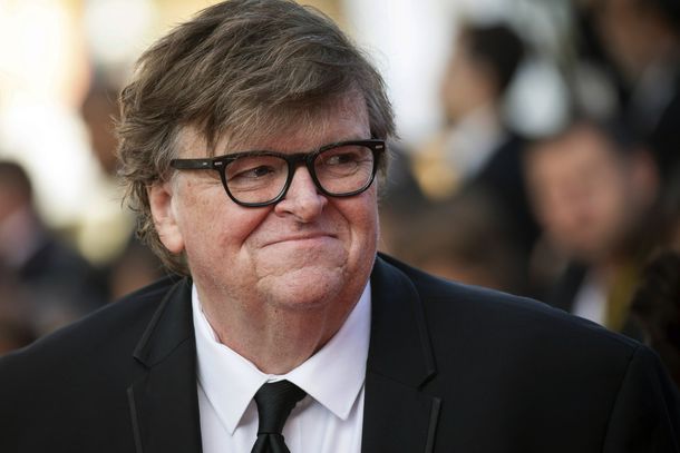 Michael Moore insta a Biden a expropiar Pfizer
