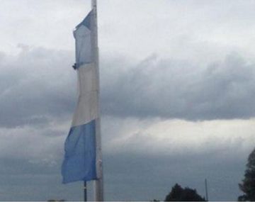 La Bandera del Monumento se partió