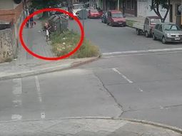 video: un ladron robo y se cambio su ropa para despistar, pero el plan fallo video: un ladron robo y se cambio su ropa para despistar, pero el plan fallo