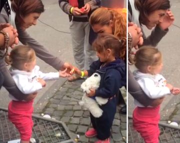 Ternura sin fronteras: nena alemana recibe con caramelos a refugiada siria