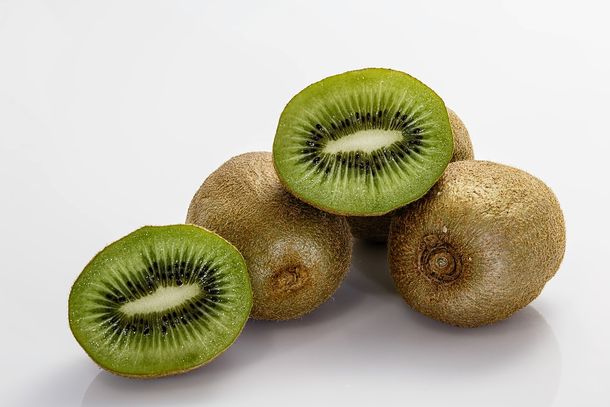 El kiwi se destaca por aportar vitaminas C. El kiwi se destaca por aportar vitaminas C.