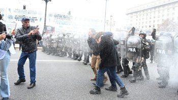 Represión en pleno debate de la Ley Bases Represión en pleno debate de la Ley Bases