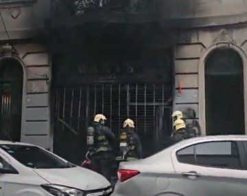 Voraz incendio destruyó un local en Córdoba y Pasteur