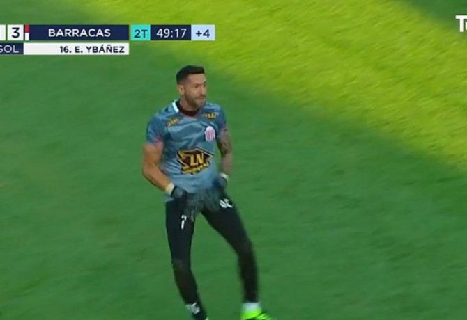 El arquero de Barracas Central estaba amonestado, le hizo gestos a su rivales y no fue expulsado