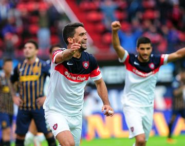 San Lorenzo venció a Central y llegó a la cima
