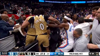 los jugadores terminaron a las pinas entre el publico en un partido de la nba los jugadores terminaron a las pinas entre el publico en un partido de la nba