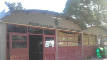 tiro una bomba de gas pimienta en el inodoro e intoxico a todo el colegio tiro una bomba de gas pimienta en el inodoro e intoxico a todo el colegio