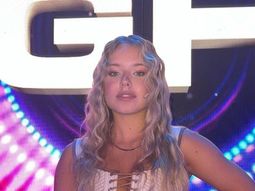 Coti Romero calienta las redes con una microbikini nude de espaldas