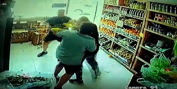 Pidieron que les devuelvan el dinero porque no les gustó la verdura, y atacaron a golpes a la vendedora