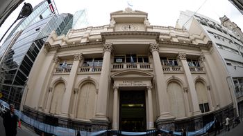 primera medida de vanoli: sube las tasas para alentar los depositos en pesos primera medida de vanoli: sube las tasas para alentar los depositos en pesos