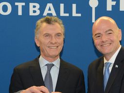 Macri junto a Infantino en la FIFA