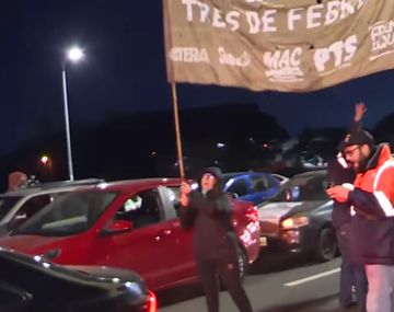 Corte total en Panamericana: trabajadores de Fate y Georgalos reclamaron por despidos masivos