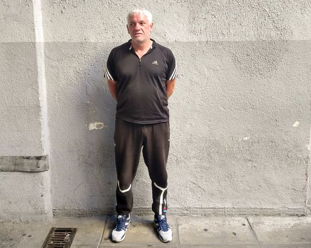 Un ex convicto acusado de violar 41 veces a una mujer fue detenido mientras dirigía un partido