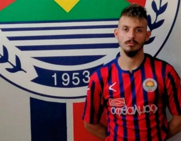 Tragedia en Grecia: un jugador cayó muerto en pleno partido