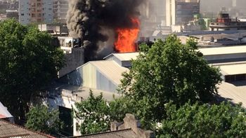 incendio en la boca deja 16 heridos: trabajan 8 dotaciones de bomberos incendio en la boca deja 16 heridos: trabajan 8 dotaciones de bomberos