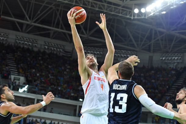 La Selección de básquet perdió ante España y podría cruzarse con el Dream Team en cuartos