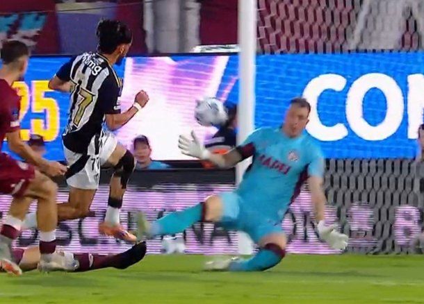 Nahuel Losada y una atajada que quedará en el recuerdo.