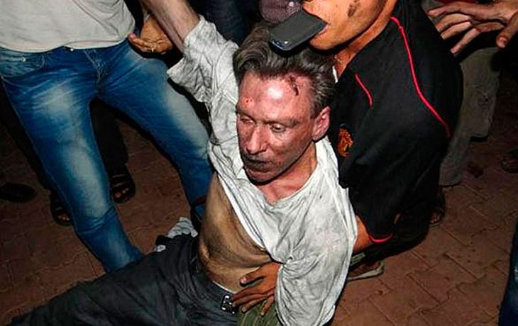 Chris Stevens es arrastrado en la embajada de EE.UU. en Libia