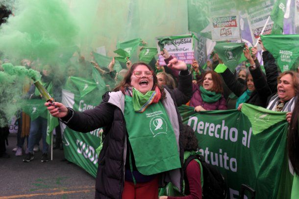 Pañuelazo verde frente a la Embajada de Estados Unidos por el fallo en contra del aborto
