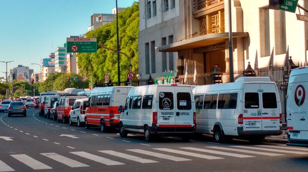 Choferes de combi hacen un piquete en 9 de Julio y Belgrano