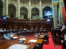 Martinelli y Arbeleche deberán dar explicaciones ante el Parlamento uruguayo por el precio por servicio de seguridad. Martinelli y Arbeleche deberán dar explicaciones ante el Parlamento uruguayo por el precio por servicio de seguridad.