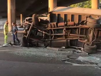Volcó un camión en Acceso Oeste: el chofer quedó atrapado