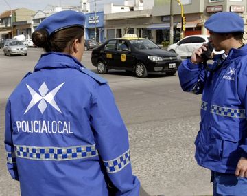 Motochorros asaltaron a dos policías y les robaron sus armas