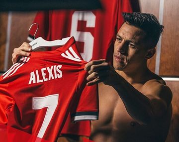 Las primeras imágenes de Alexis Sánchez con su flamante 7