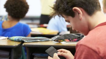 Se derogó una resolución que prohibía el uso de celulares en las aulas bonaerenses. Se derogó una resolución que prohibía el uso de celulares en las aulas bonaerenses.